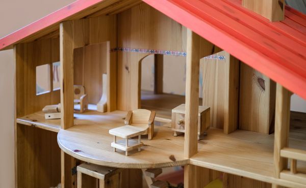 Doll House Assembly in Valencia